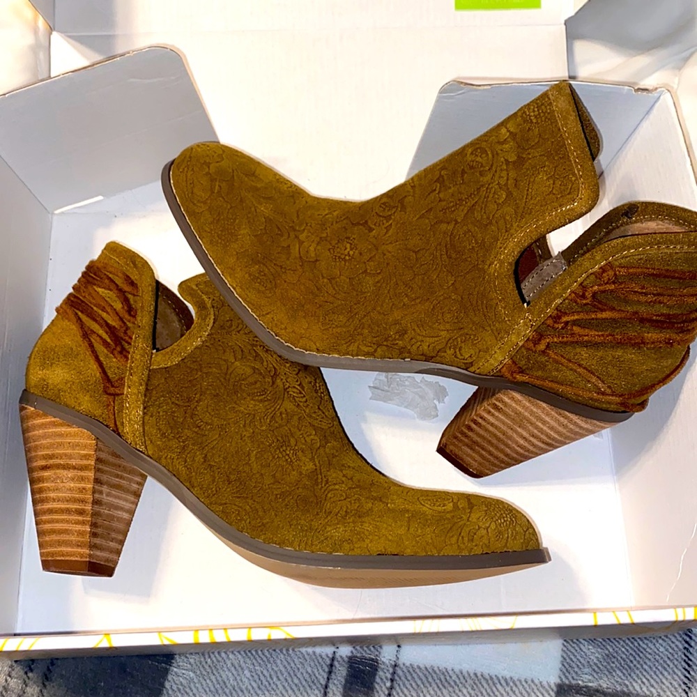 New in box women’s Yellowbox booties
